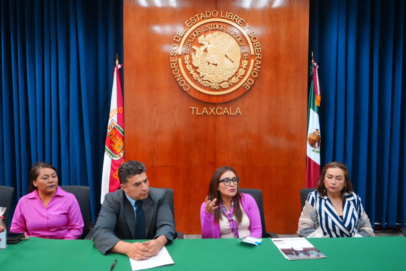 Firma diputada Reyna Flor Báez convenio de colaboración con CECATI 82